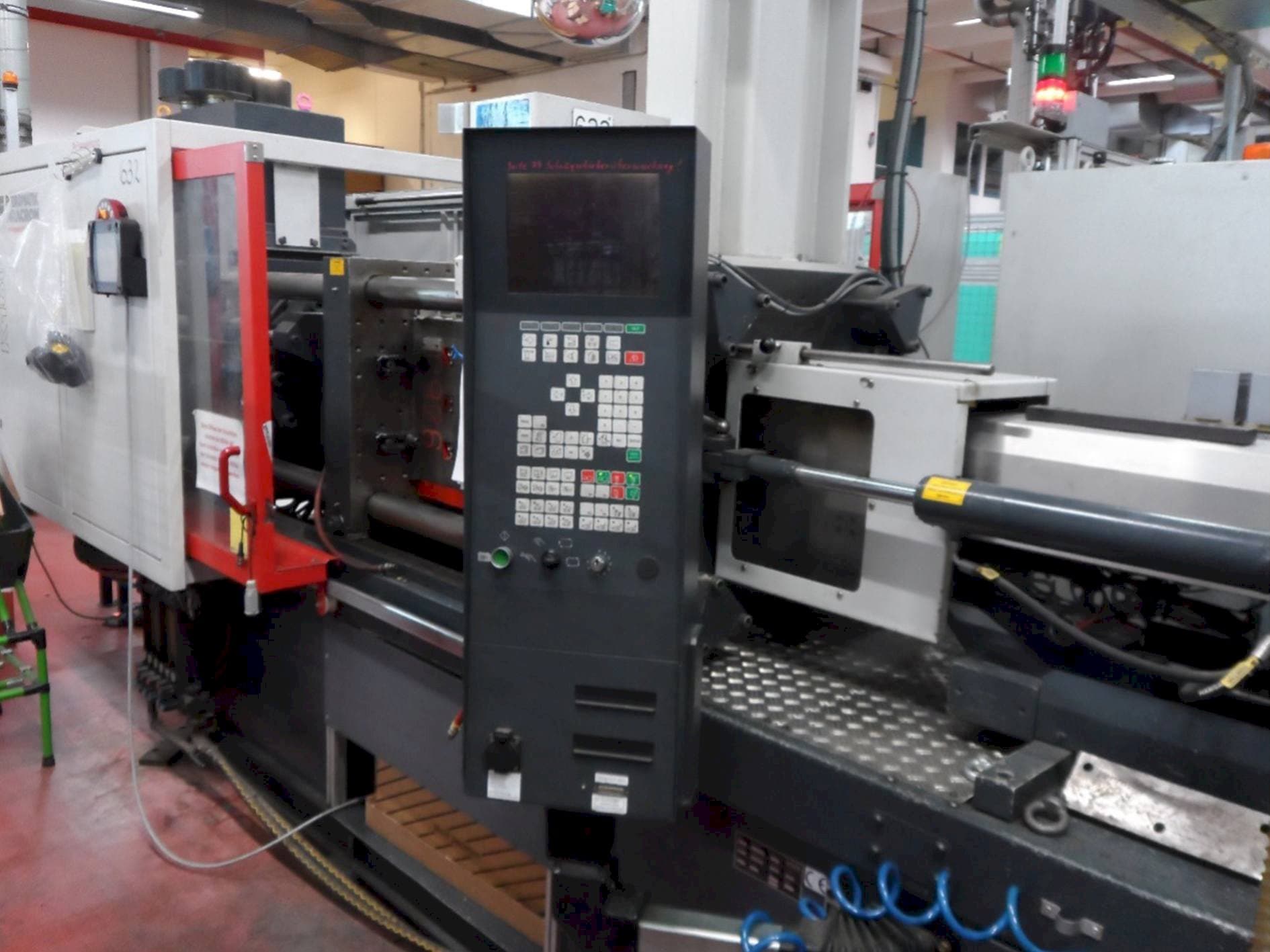 Vooraanzicht van FERROMATIK MILACRON K-Tec 160S machine