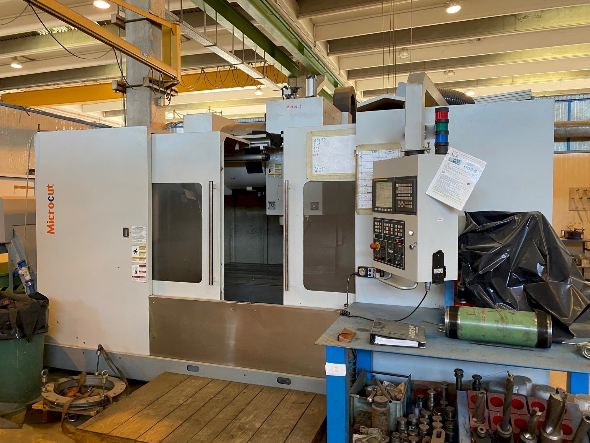 Vooraanzicht van MICROCUT VMC-1600F machine