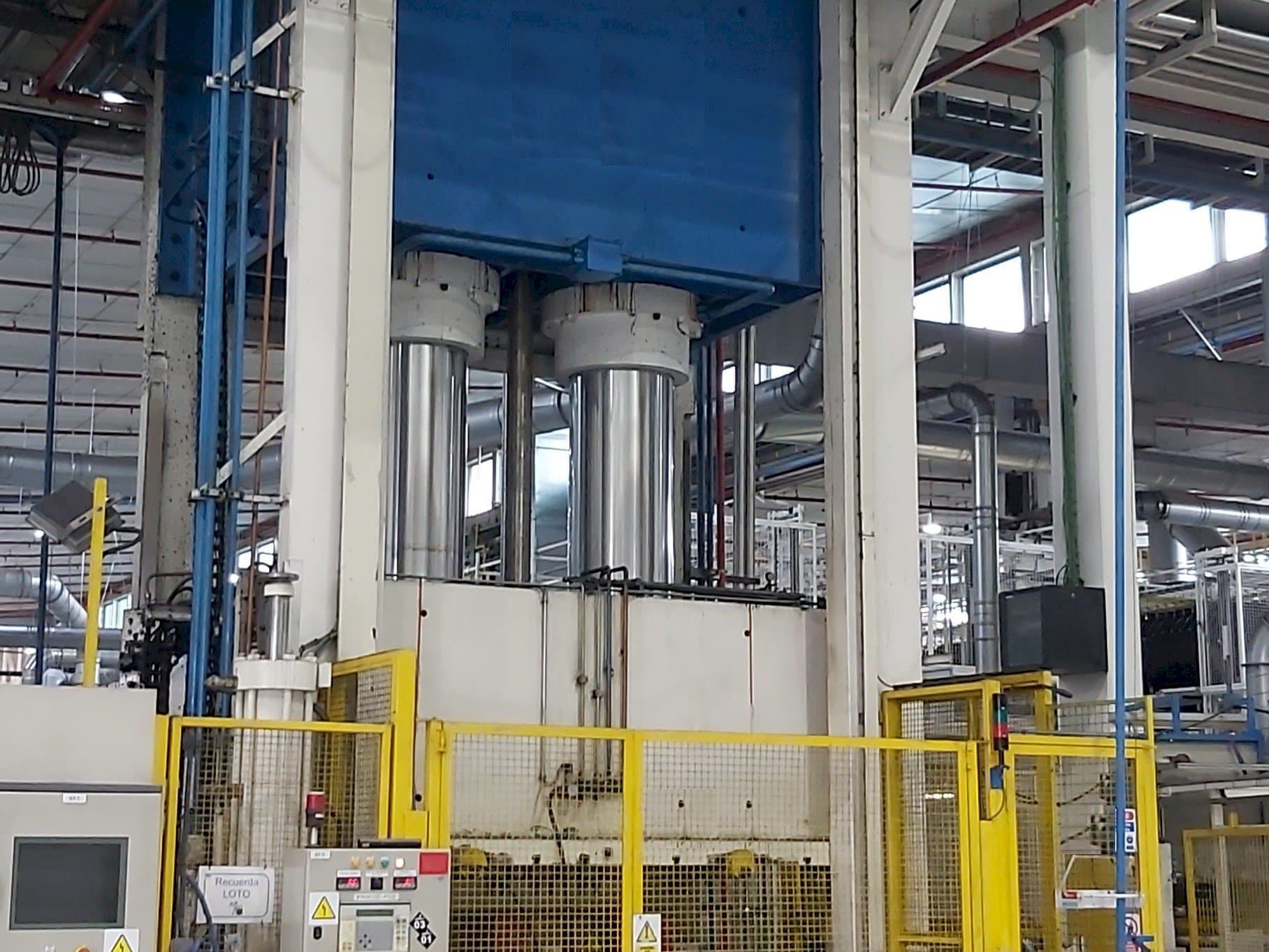 Vooraanzicht  van Pinette 1500 Ton  machine
