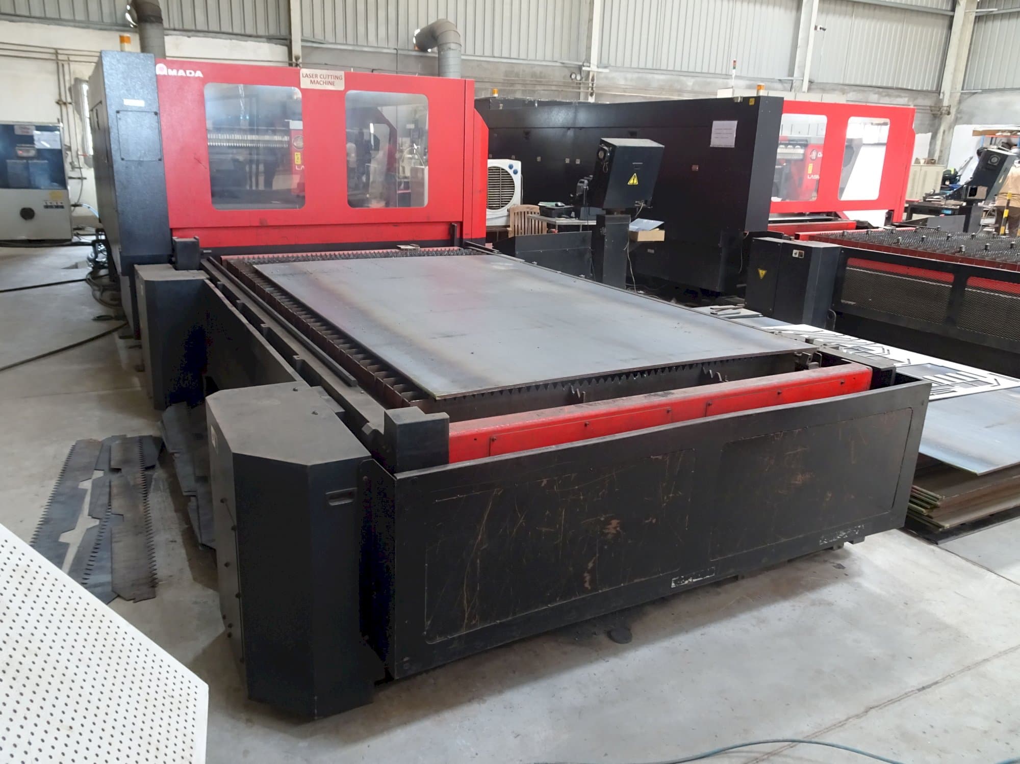 Vooraanzicht van AMADA F03015 NT machine