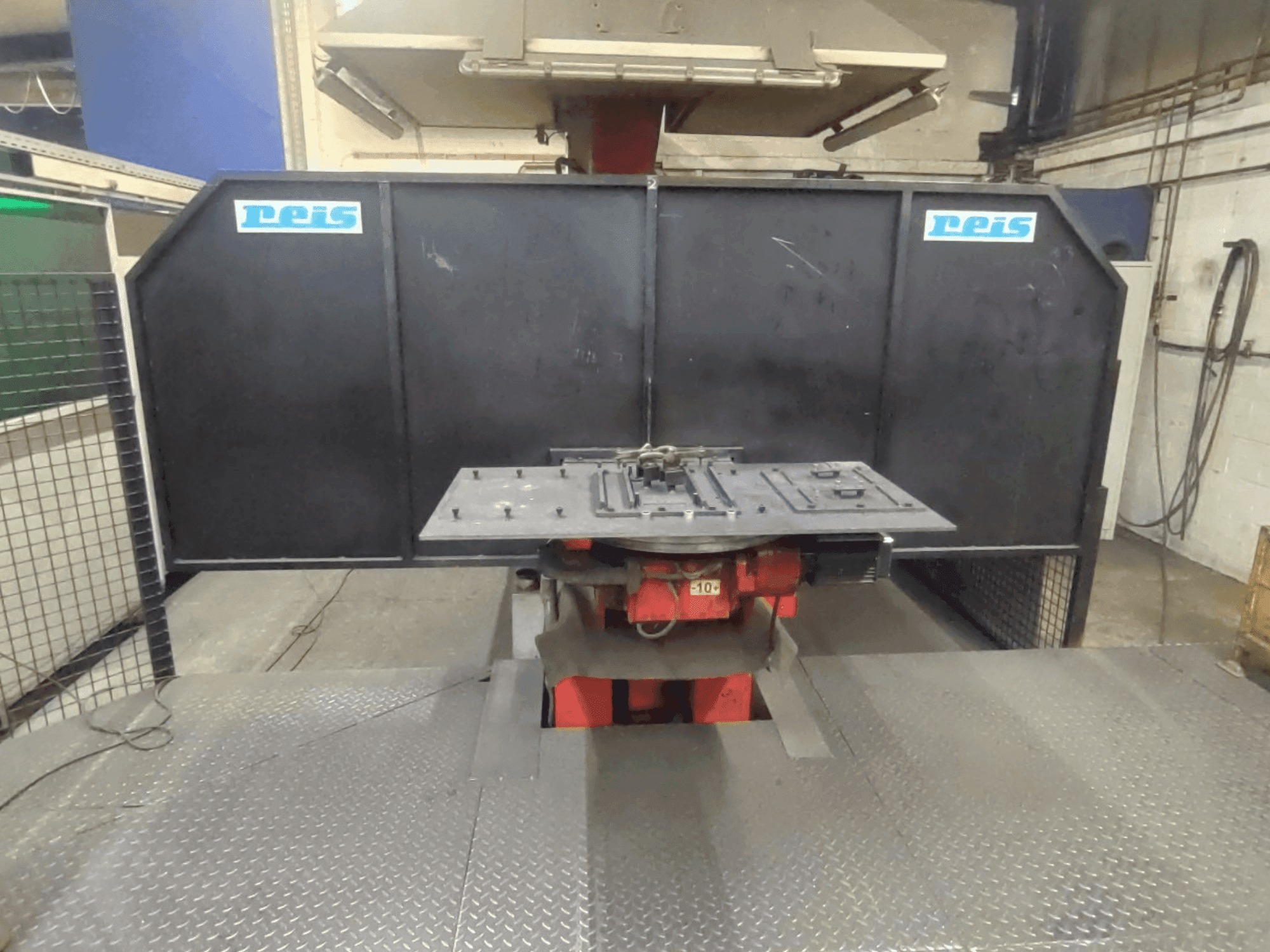 Vooraanzicht van Reis Robotics Robot System - RDT 40 / SRV 6 / RDT 40 machine