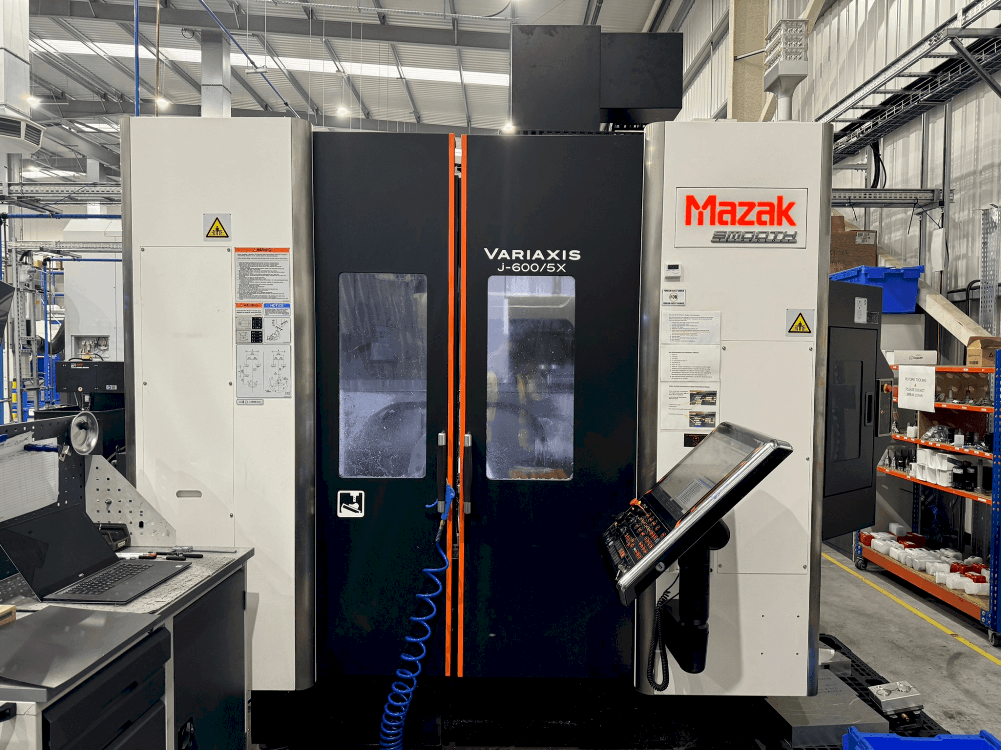 Vooraanzicht van Mazak Variaxis J-600 machine