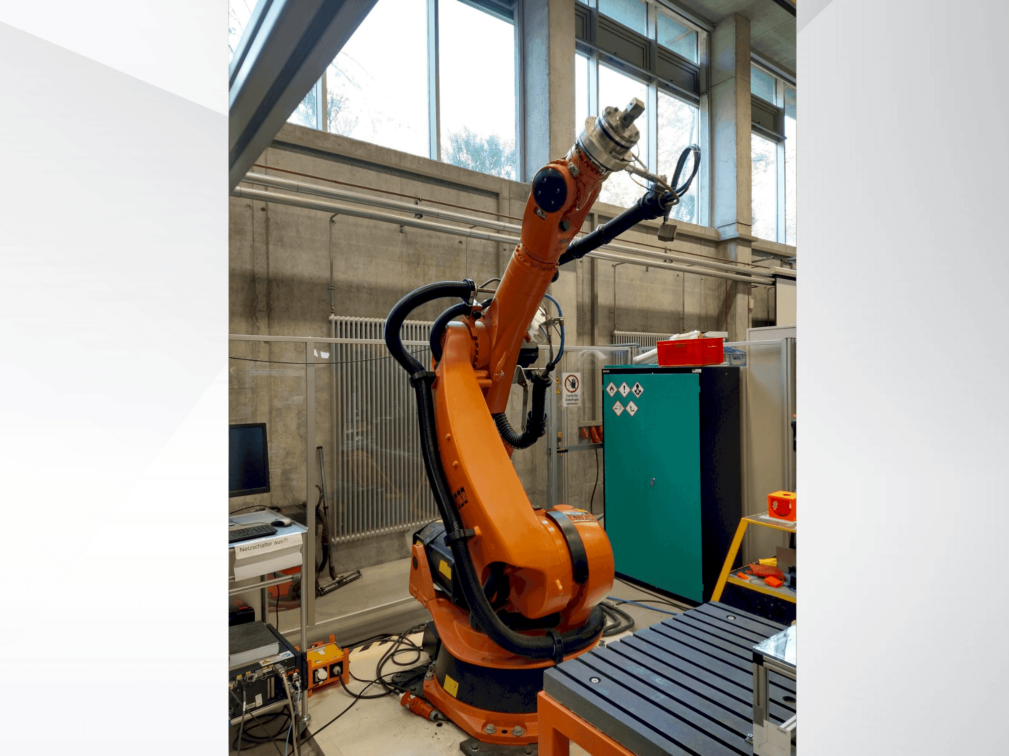 Vooraanzicht van KUKA KR 240-2 2000 machine