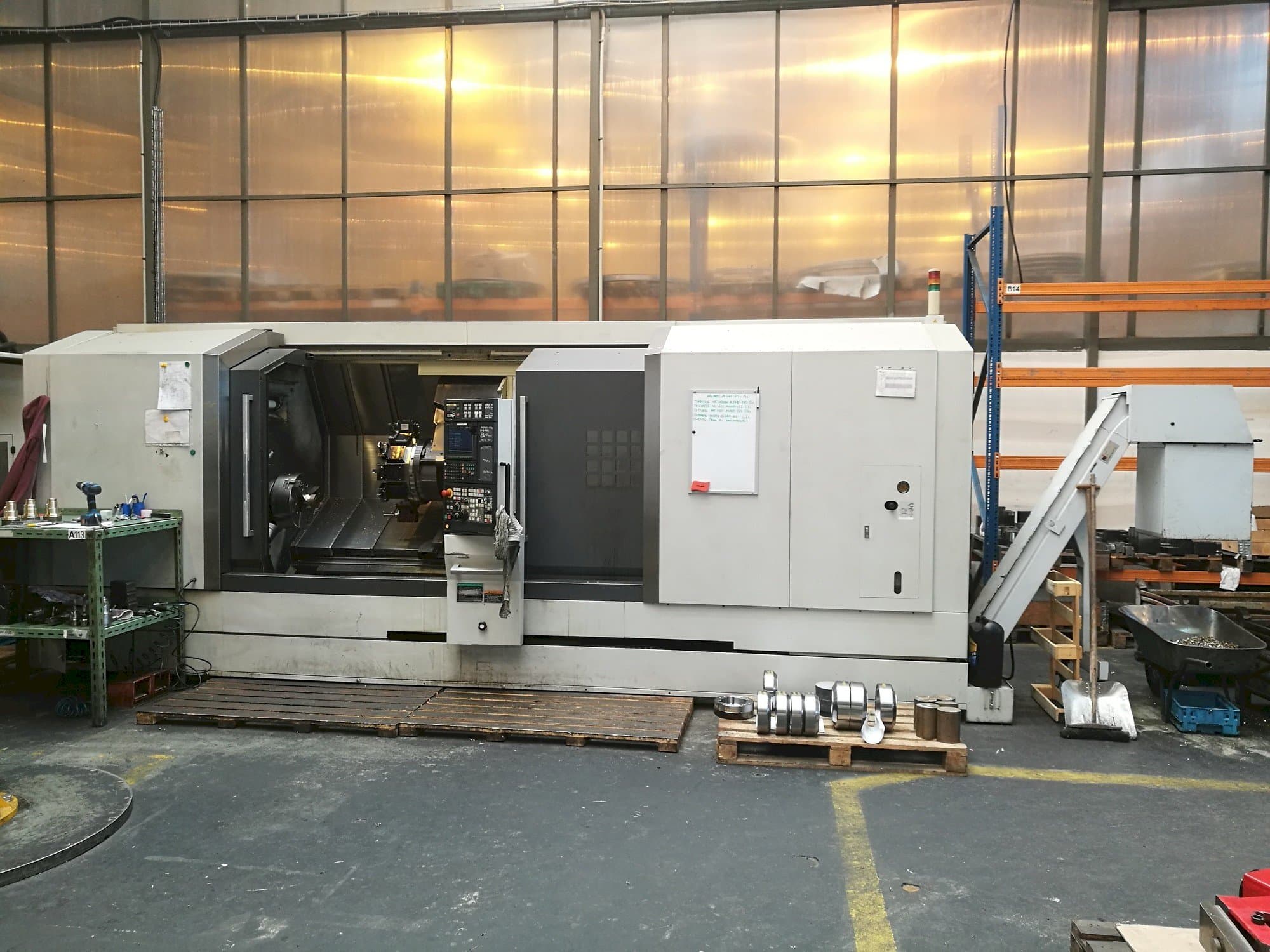 Vooraanzicht van MORI SEIKI NL 3000 SY/2000 machine