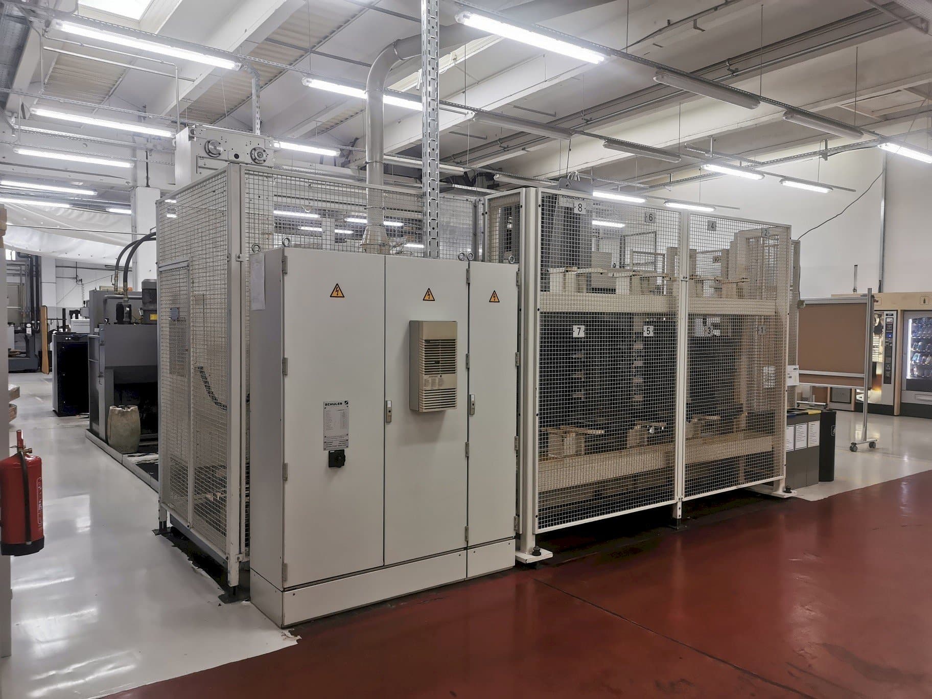 Vooraanzicht van HELLER MC 16 machine