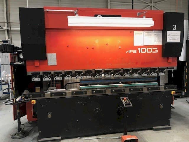 Vooraanzicht van AMADA HFBO 100-3 machine