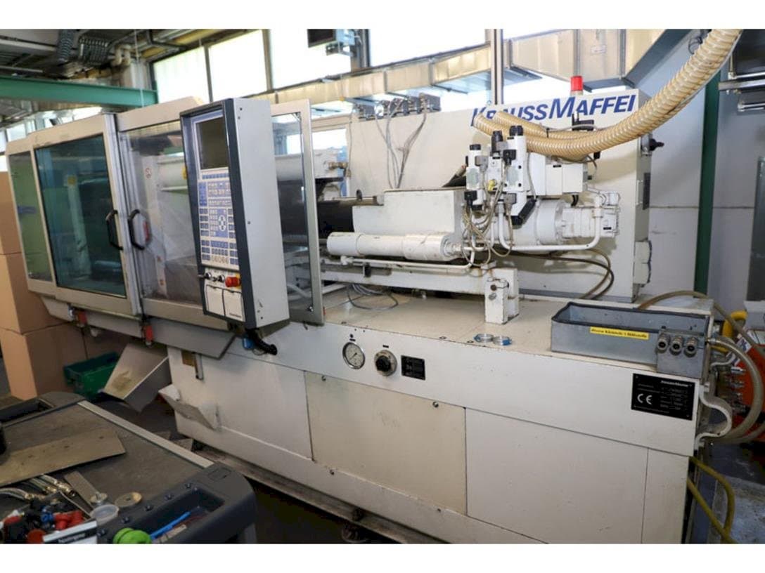 Rechts zijaanzicht van Krauss Maffei 65-220 C1 machine