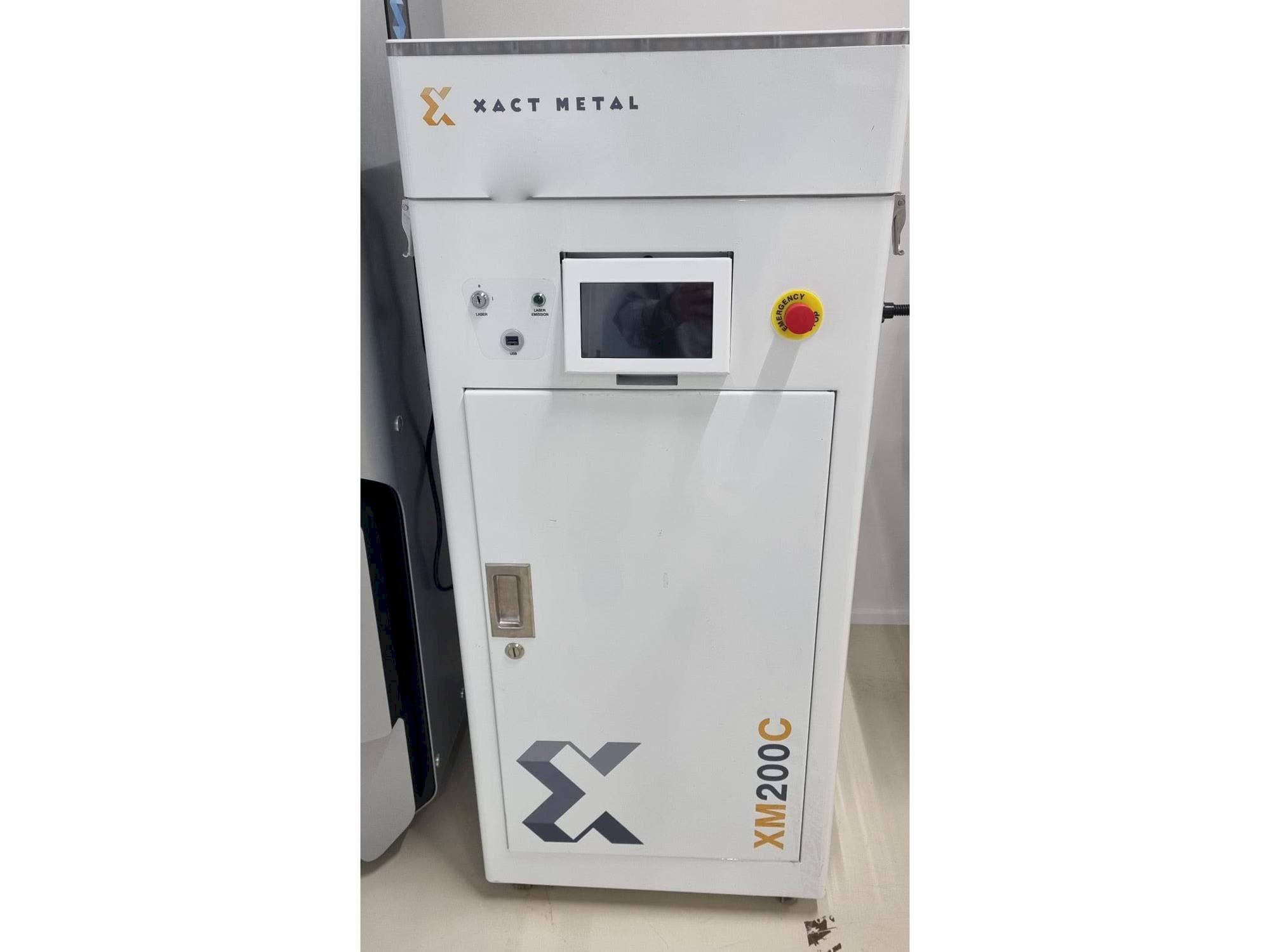 Vooraanzicht van XACT METAL XM200C-E machine