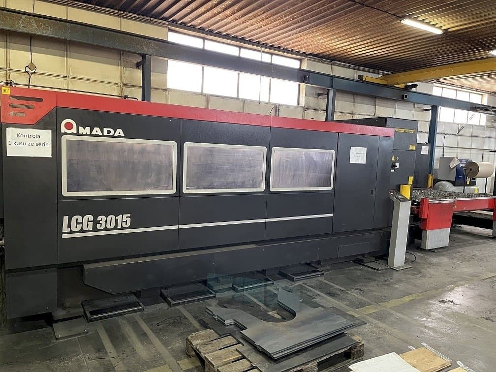 Vooraanzicht van AMADA LCG 3015 machine