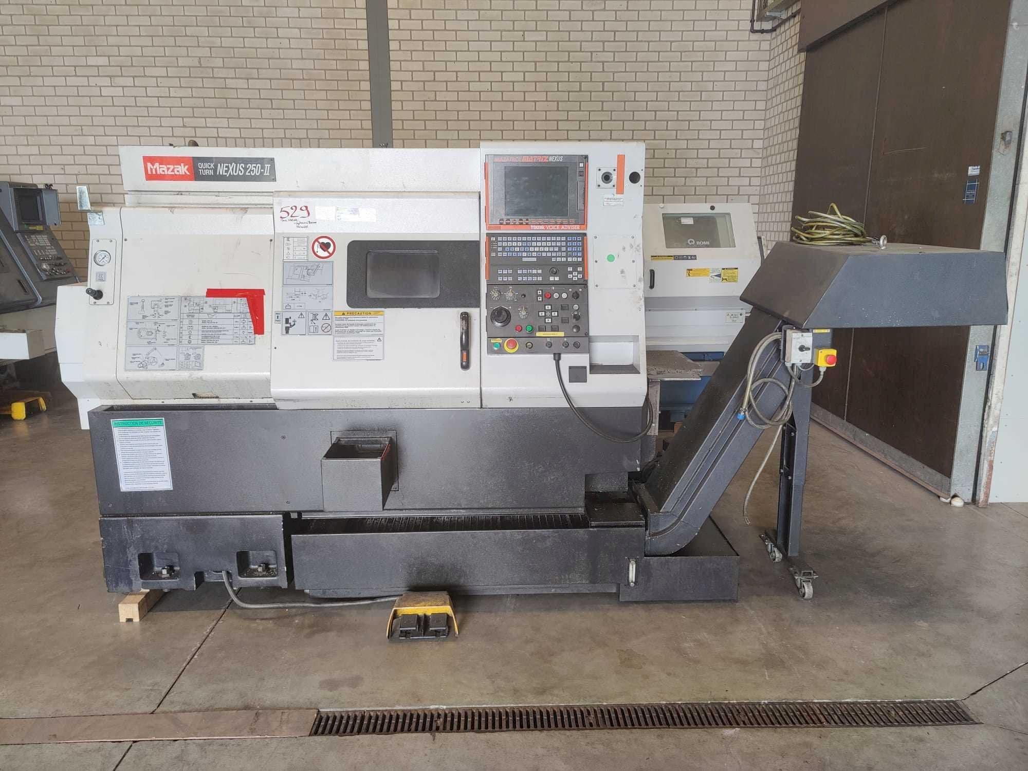 Vooraanzicht van Mazak Quick Turn Nexus 250-II machine