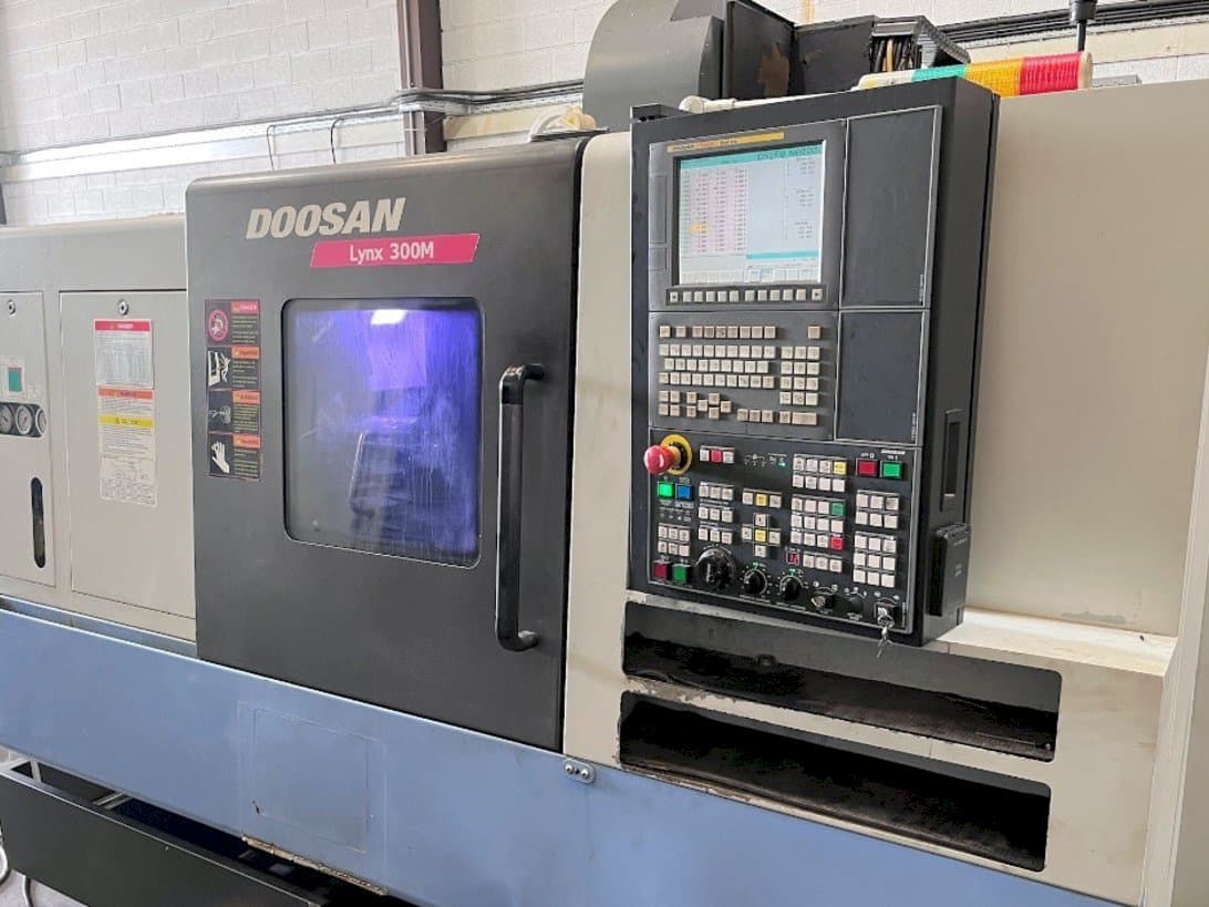 Vooraanzicht  van Doosan Lynx 300M  machine