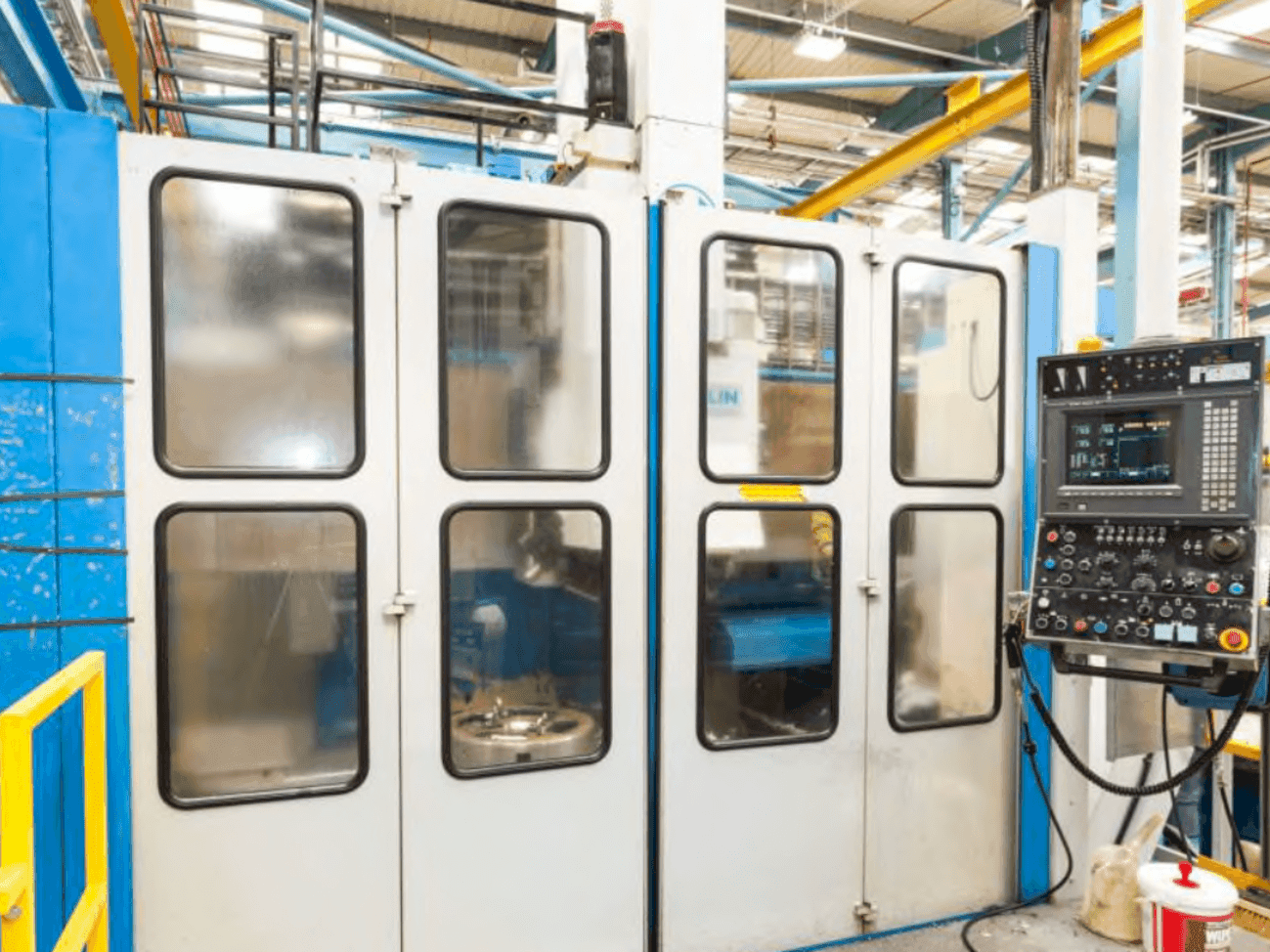 Vooraanzicht  van TOS SKIQ 20 CNC  machine