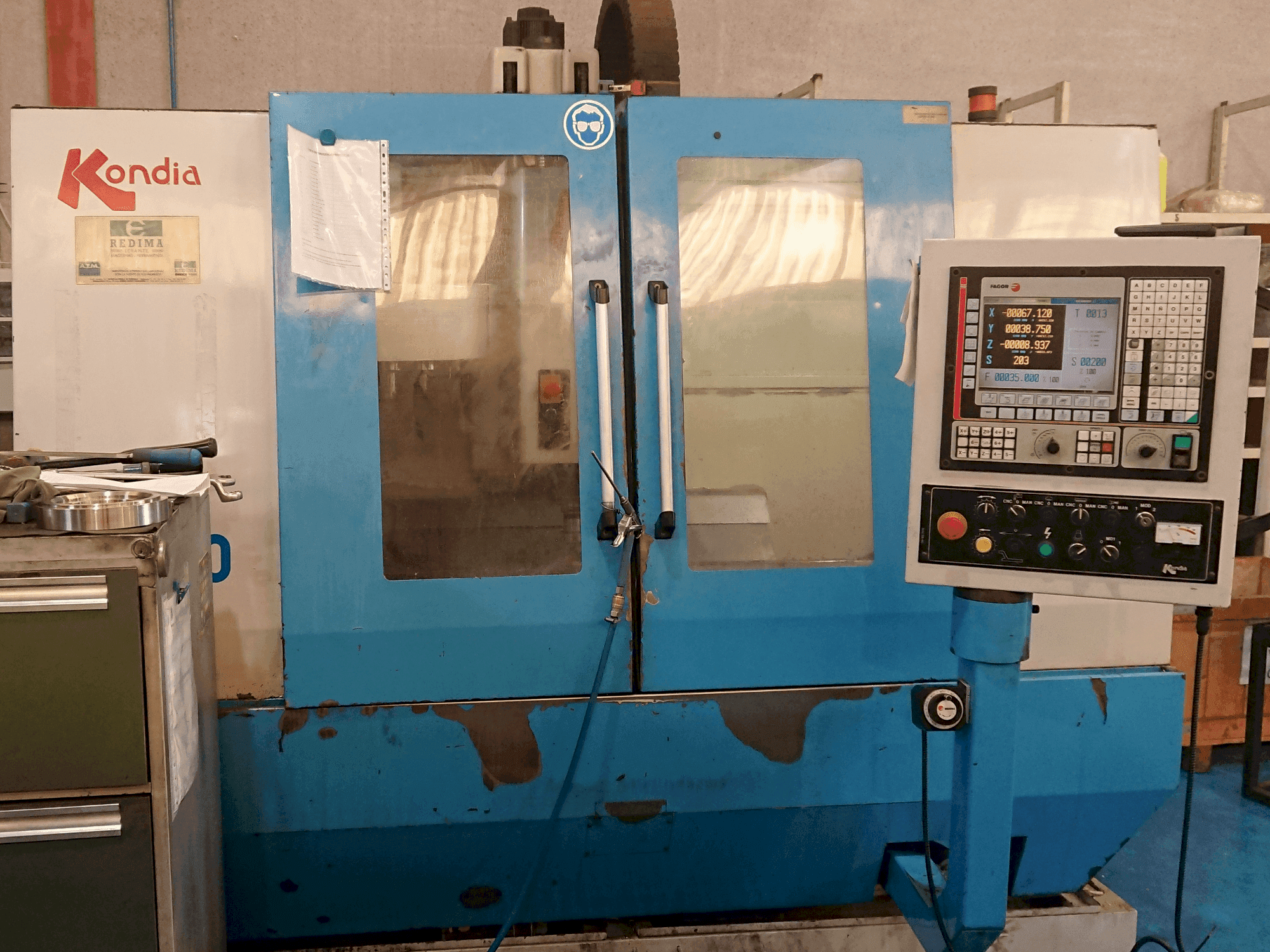 Vooraanzicht van KONDIA B-1050 machine