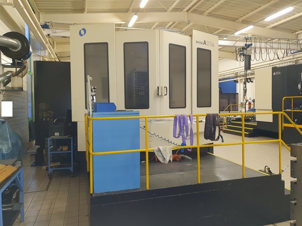 Vooraanzicht van Makino A99 machine