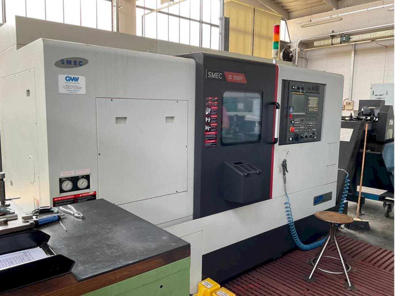 Vooraanzicht van SMEC SL-2500Y machine