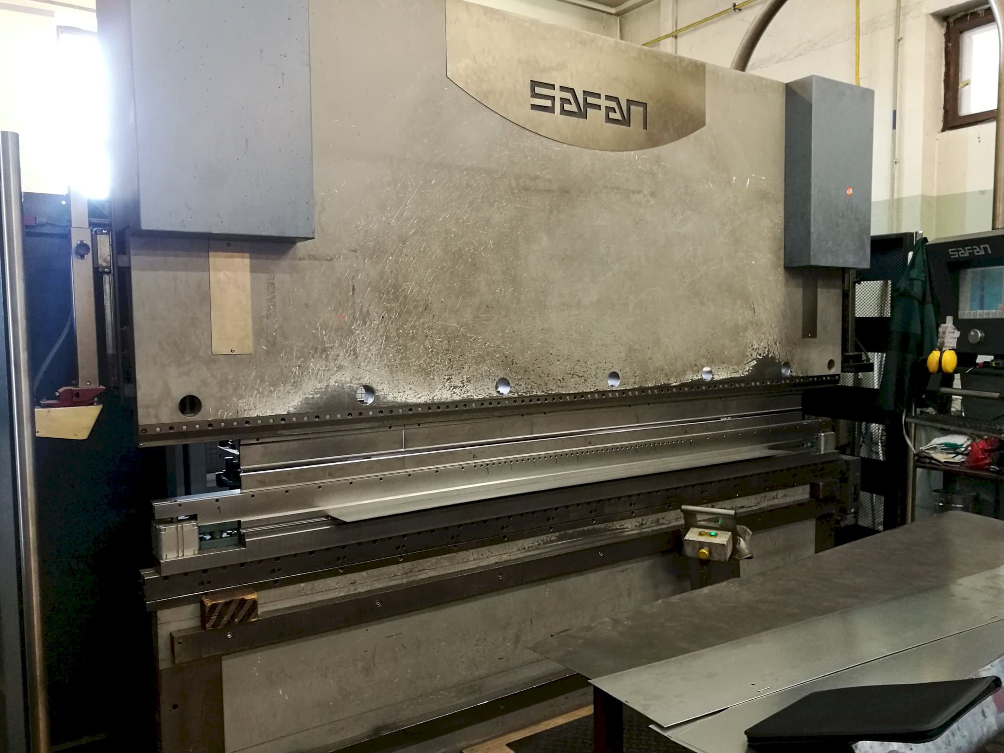 Links zicht van Safan CNCL-K 120-3100 TS1 machine