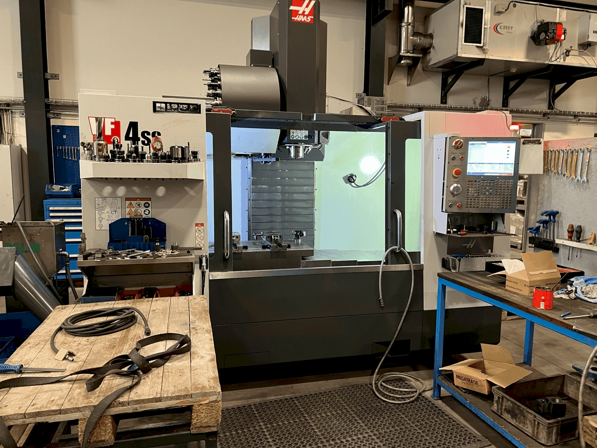 Vooraanzicht van HAAS VF-4SS machine