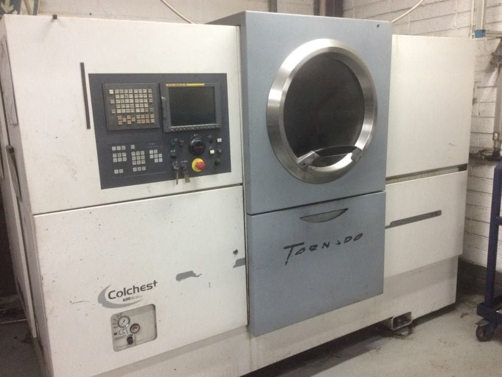 Vooraanzicht van Colchester Tornado T8 machine