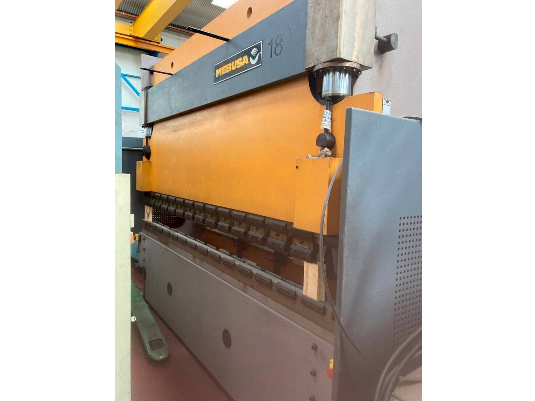 Vooraanzicht van MEBUSA PH80/30SY machine
