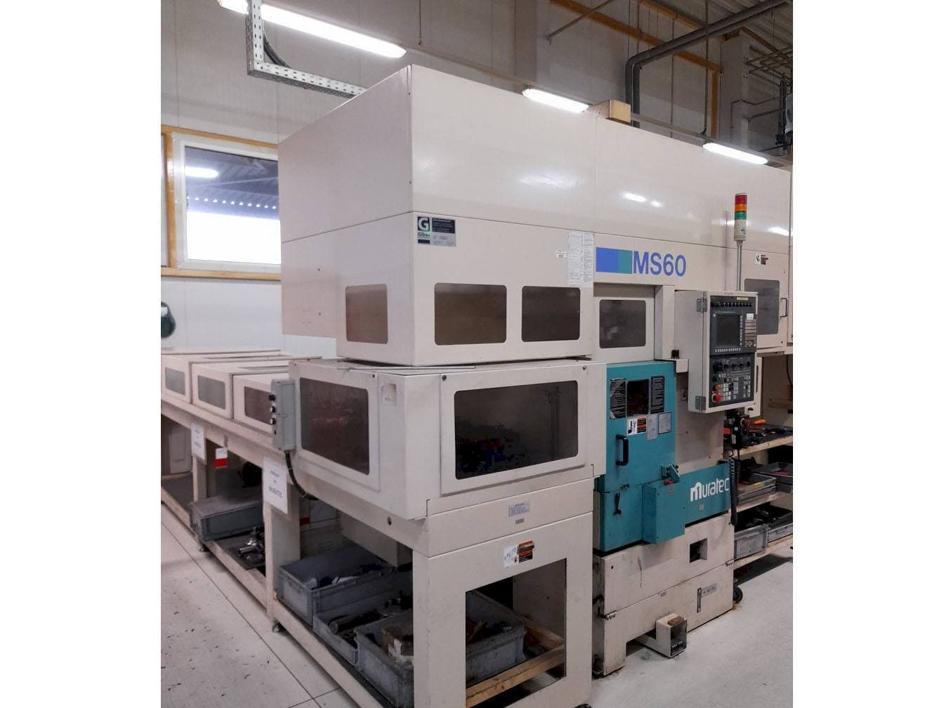 Vooraanzicht van Muratec MS60 machine