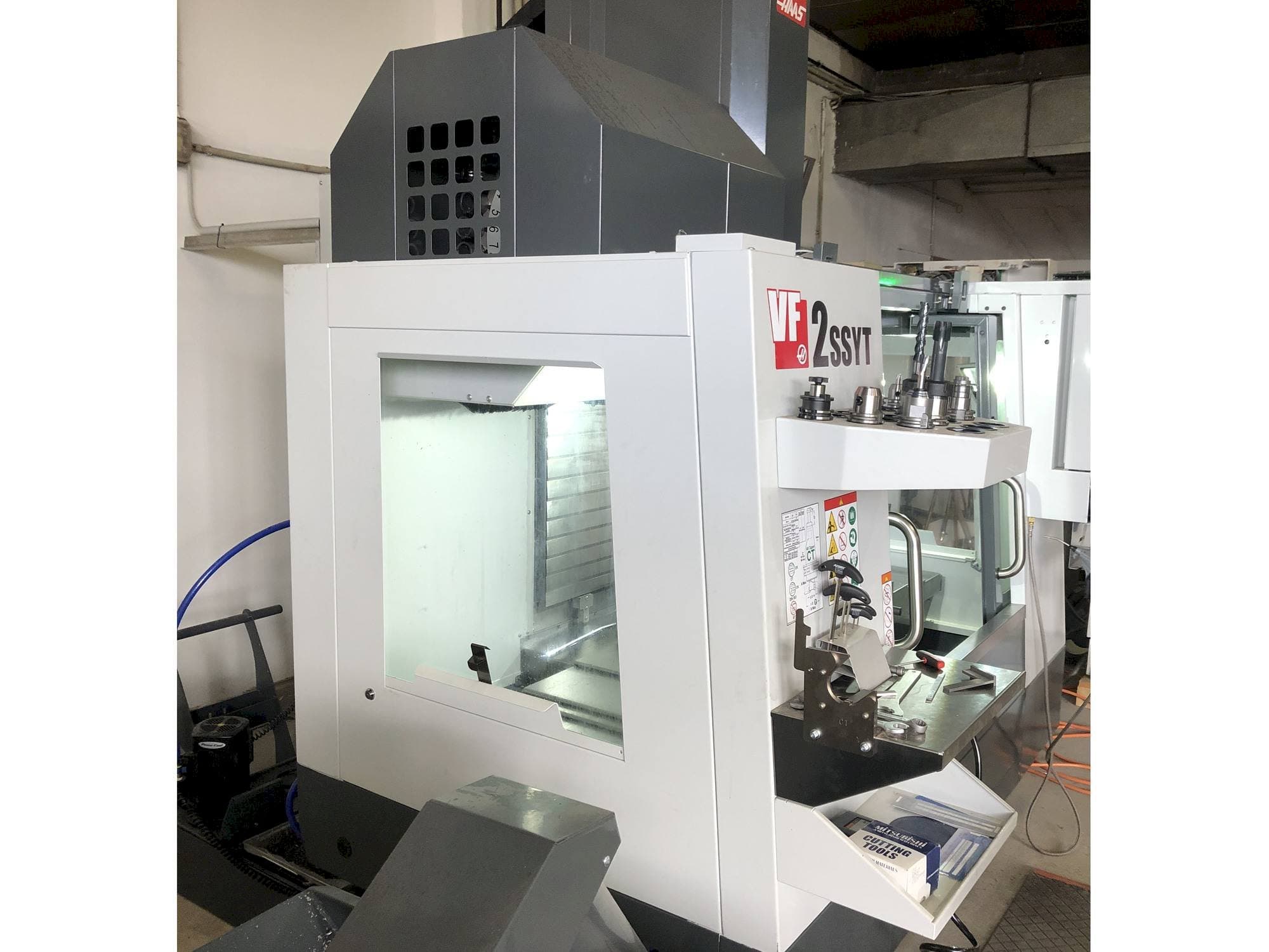 Vooraanzicht van HAAS VF-2SSYT machine
