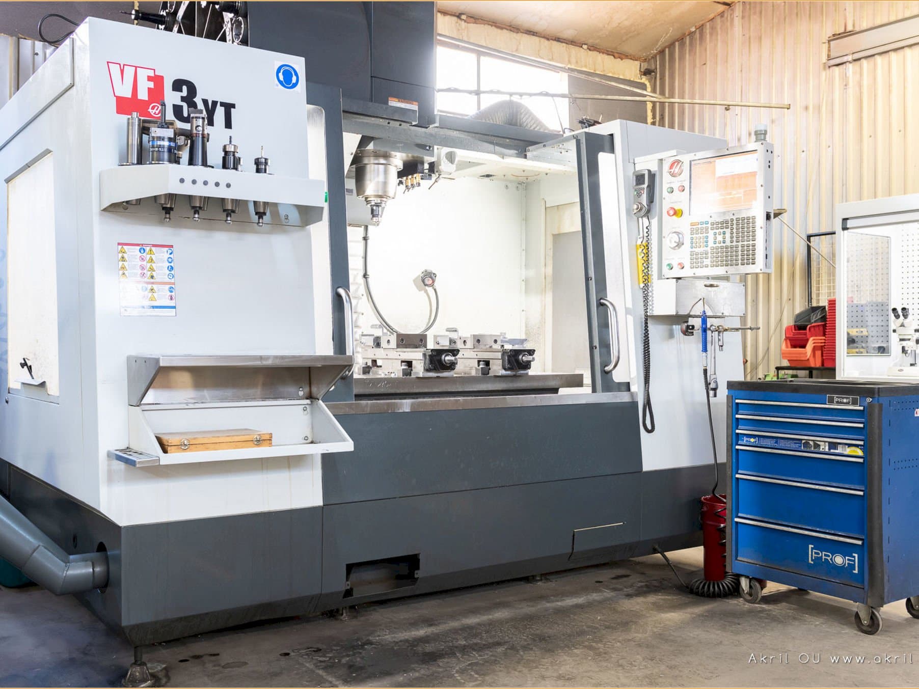 Vooraanzicht van HAAS VF3-YT/50 machine