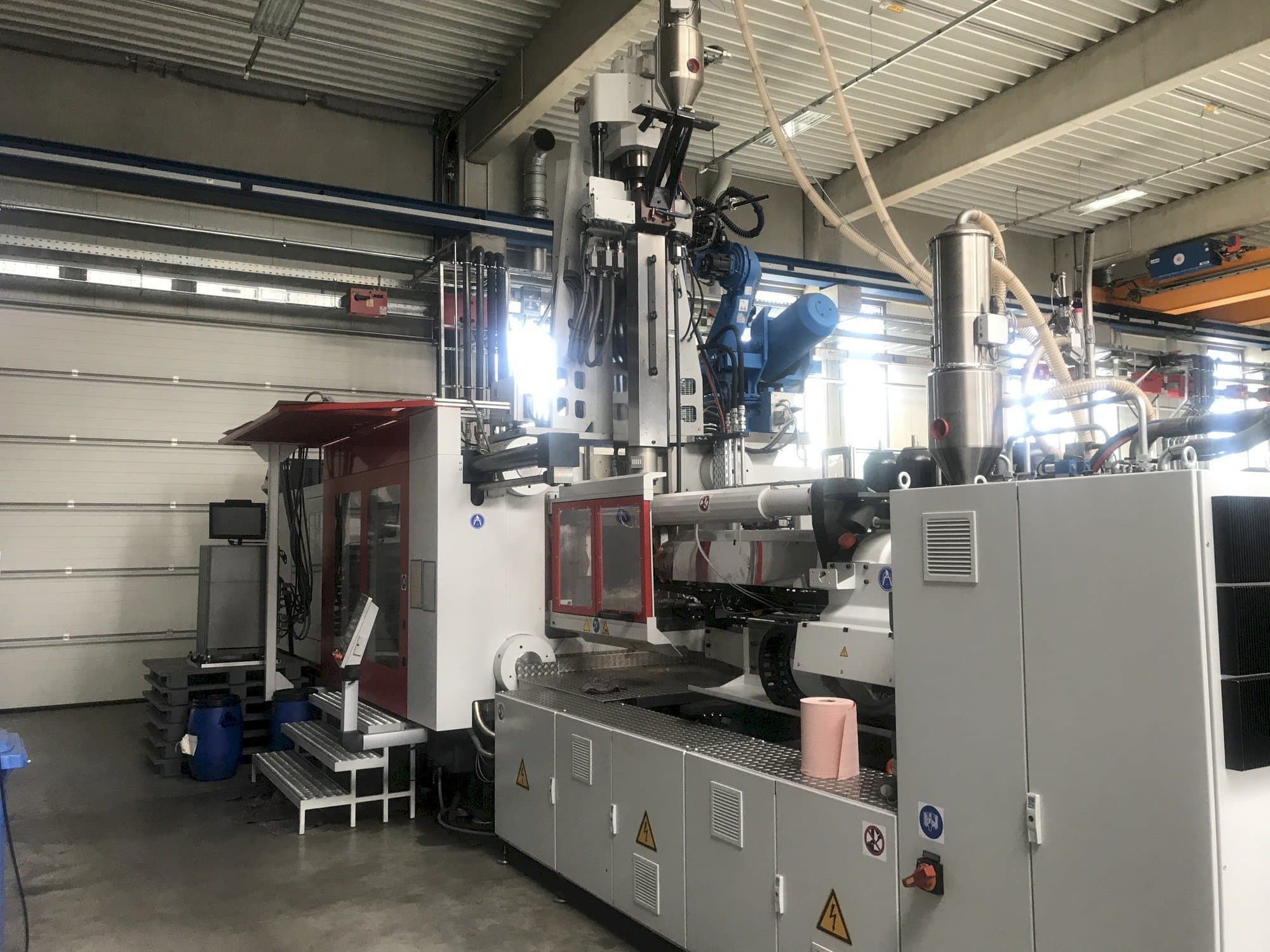 Vooraanzicht van FERROMATIK MILACRON MM 800 MSW machine