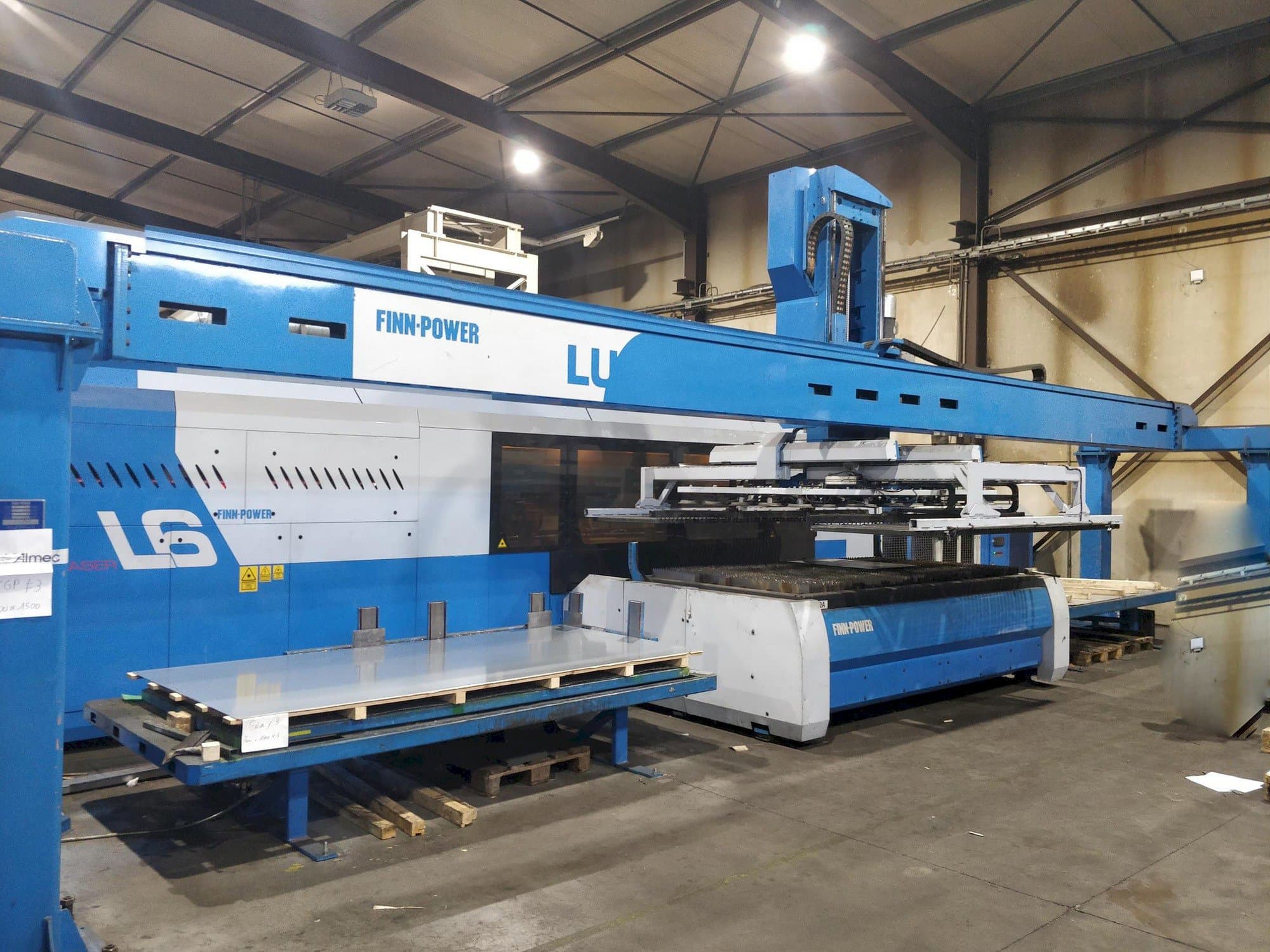 Vooraanzicht van Finn-Power L6 machine