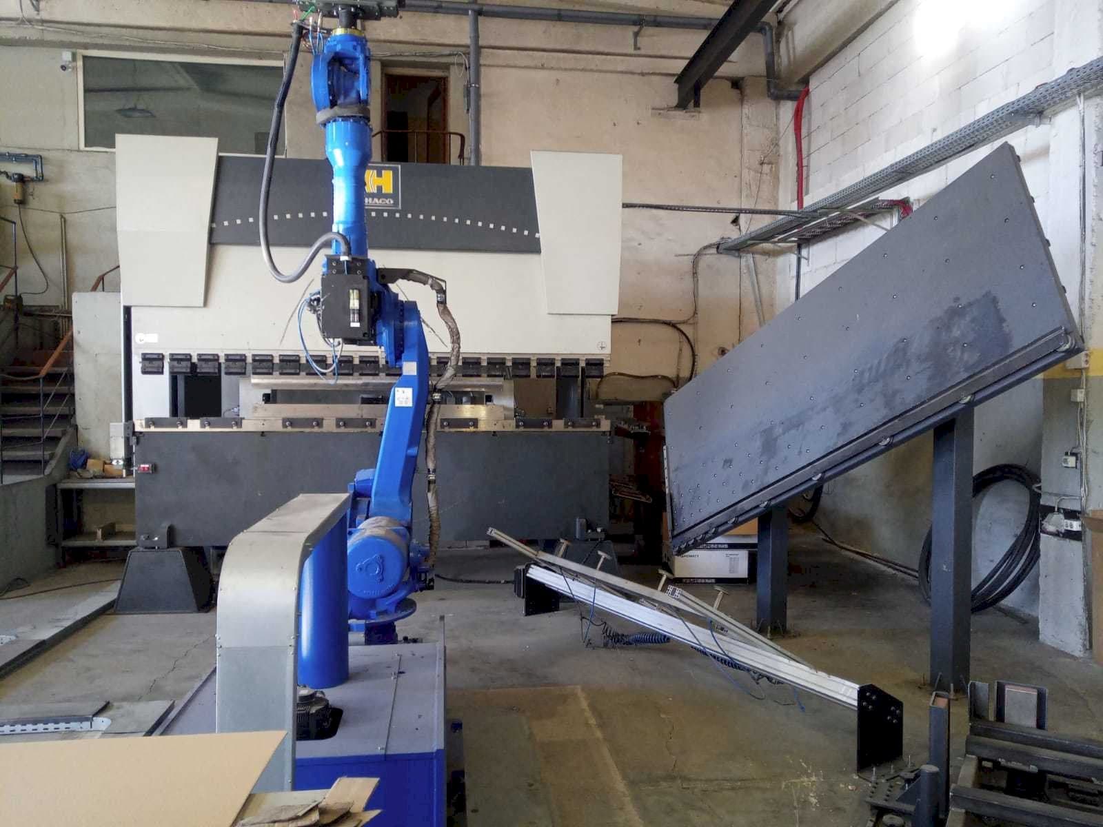 Vooraanzicht van HACO ERM 36150 machine