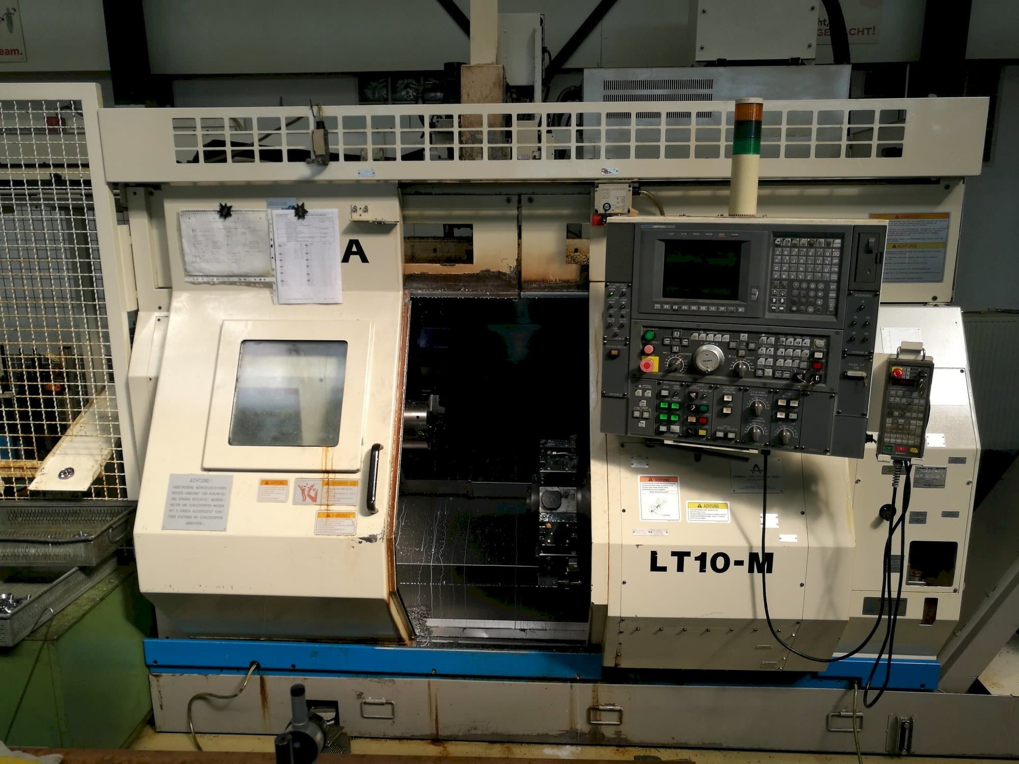 Vooraanzicht van Okuma LT10-M machine
