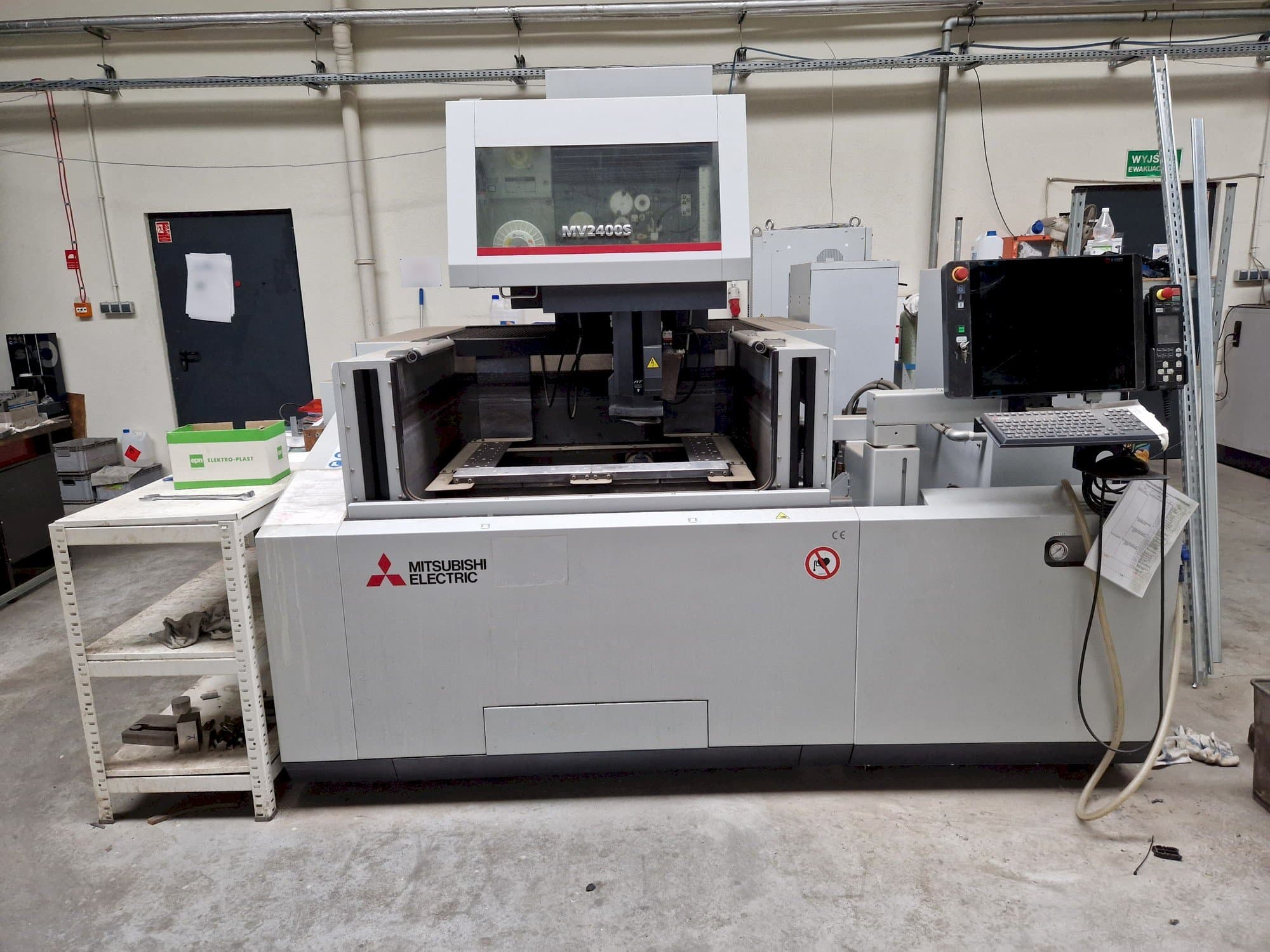 Vooraanzicht  van Mitsubishi MV2400S NEWGEN  machine
