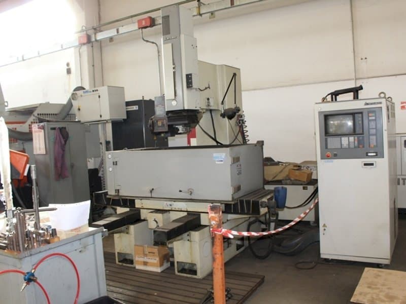Vooraanzicht van Mitsubishi M65J machine