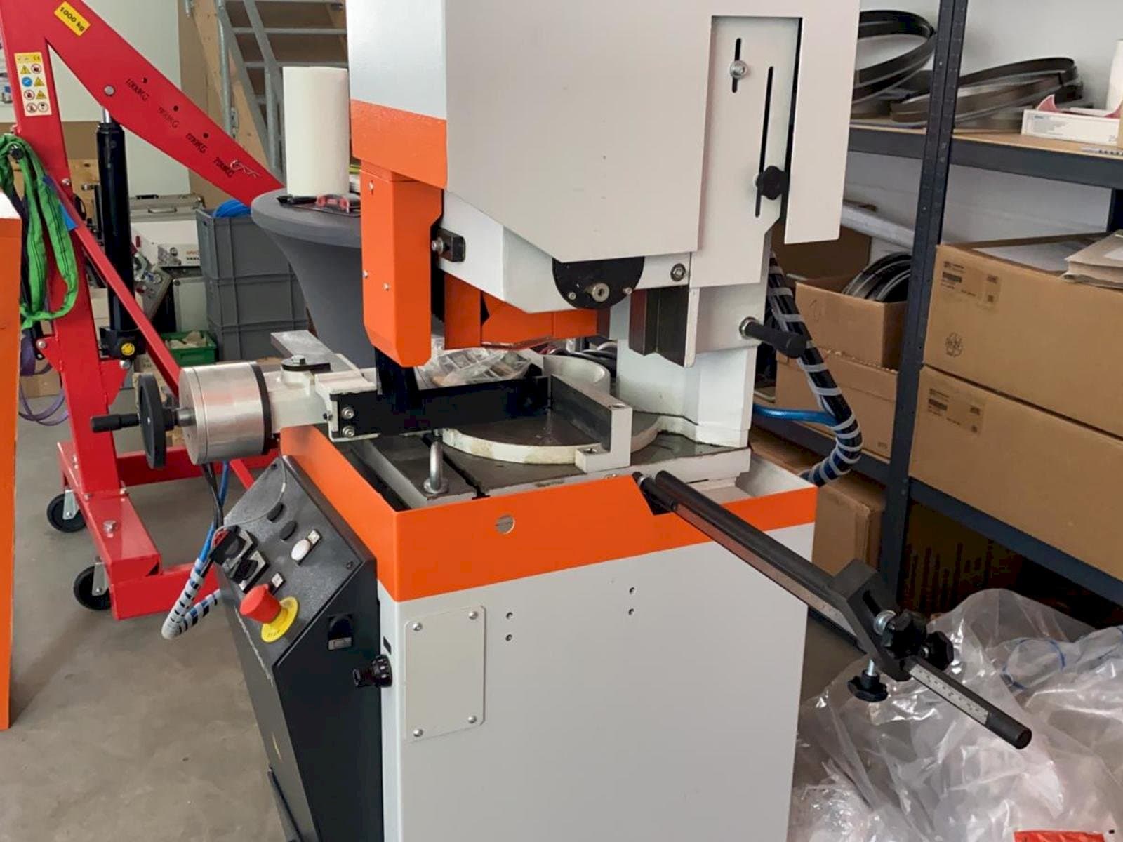 Linkerzijdeaanzicht van KASTO Radial U7 machine