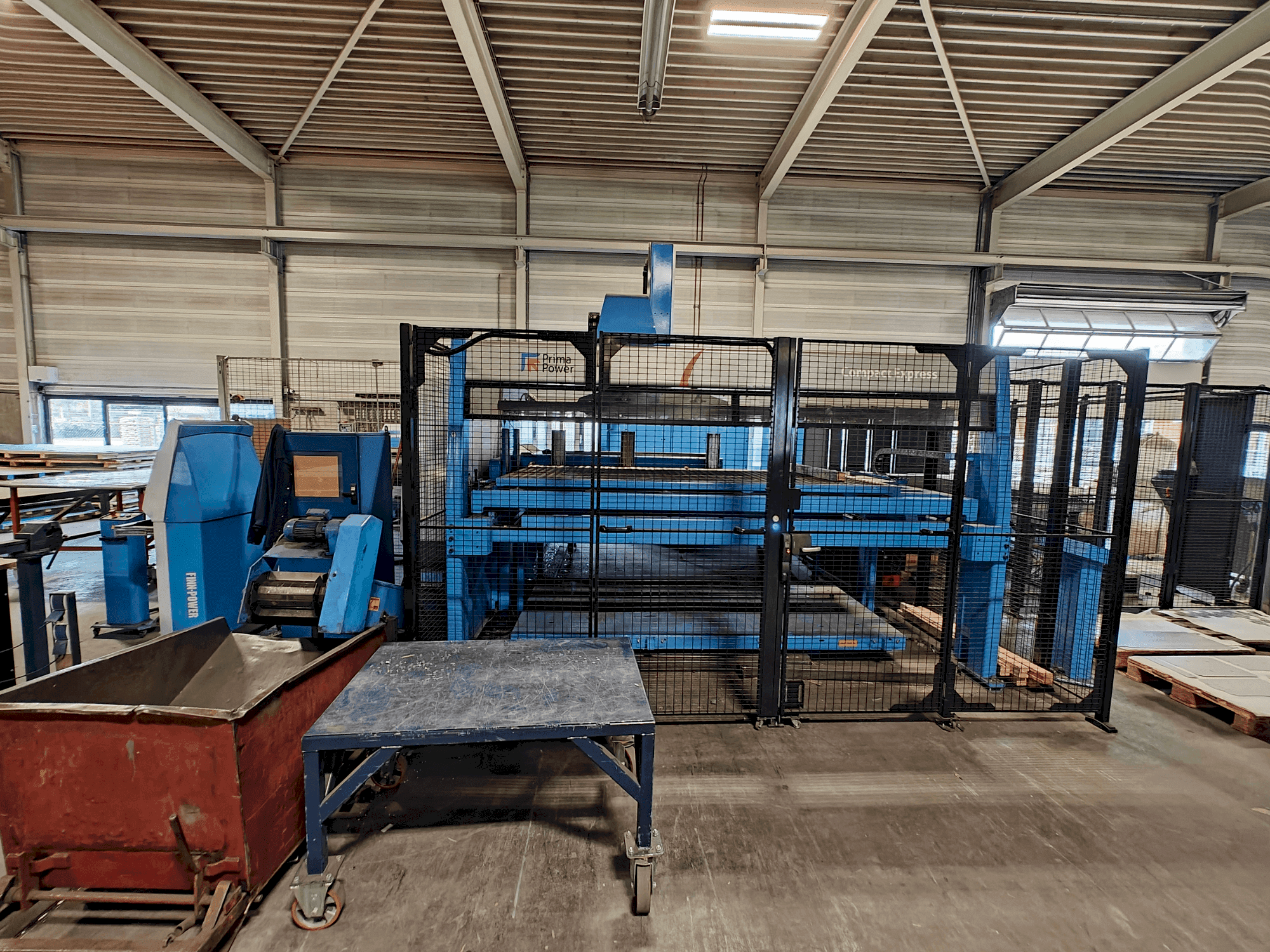 Vooraanzicht van Finn-Power C6 + Compact Express machine