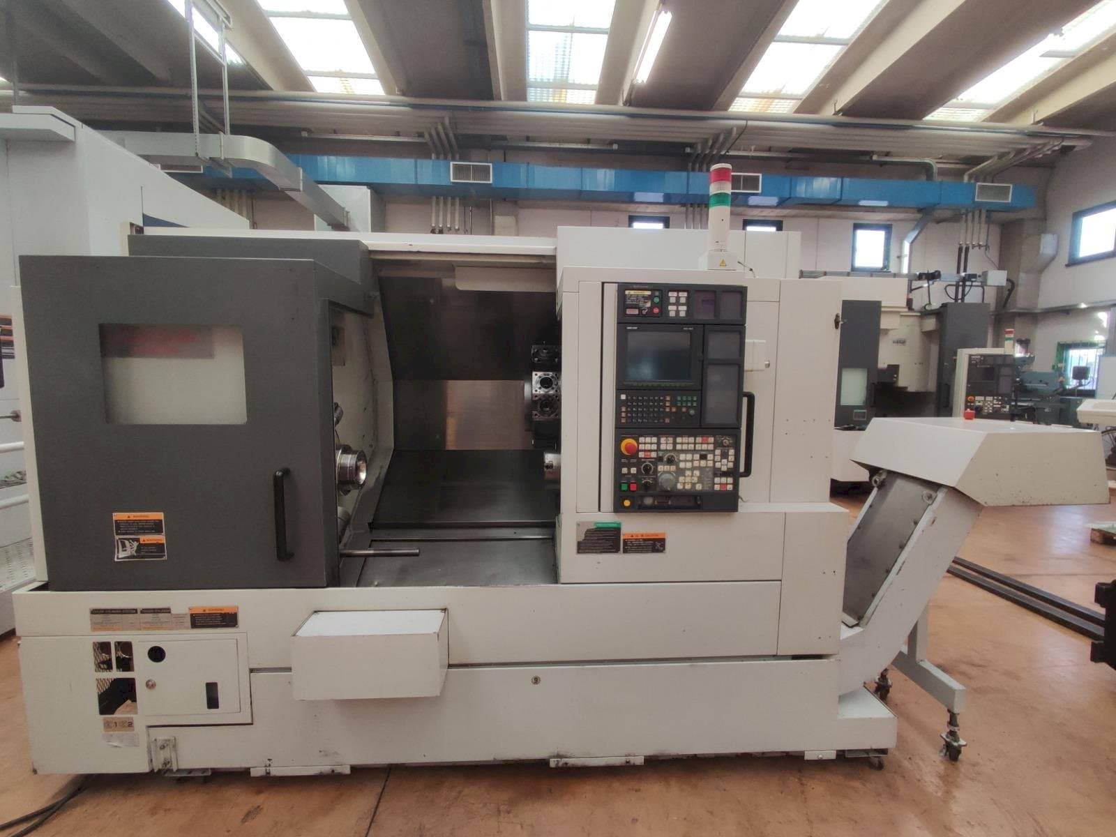 Vooraanzicht van MORI SEIKI NL2500/700 SMC machine