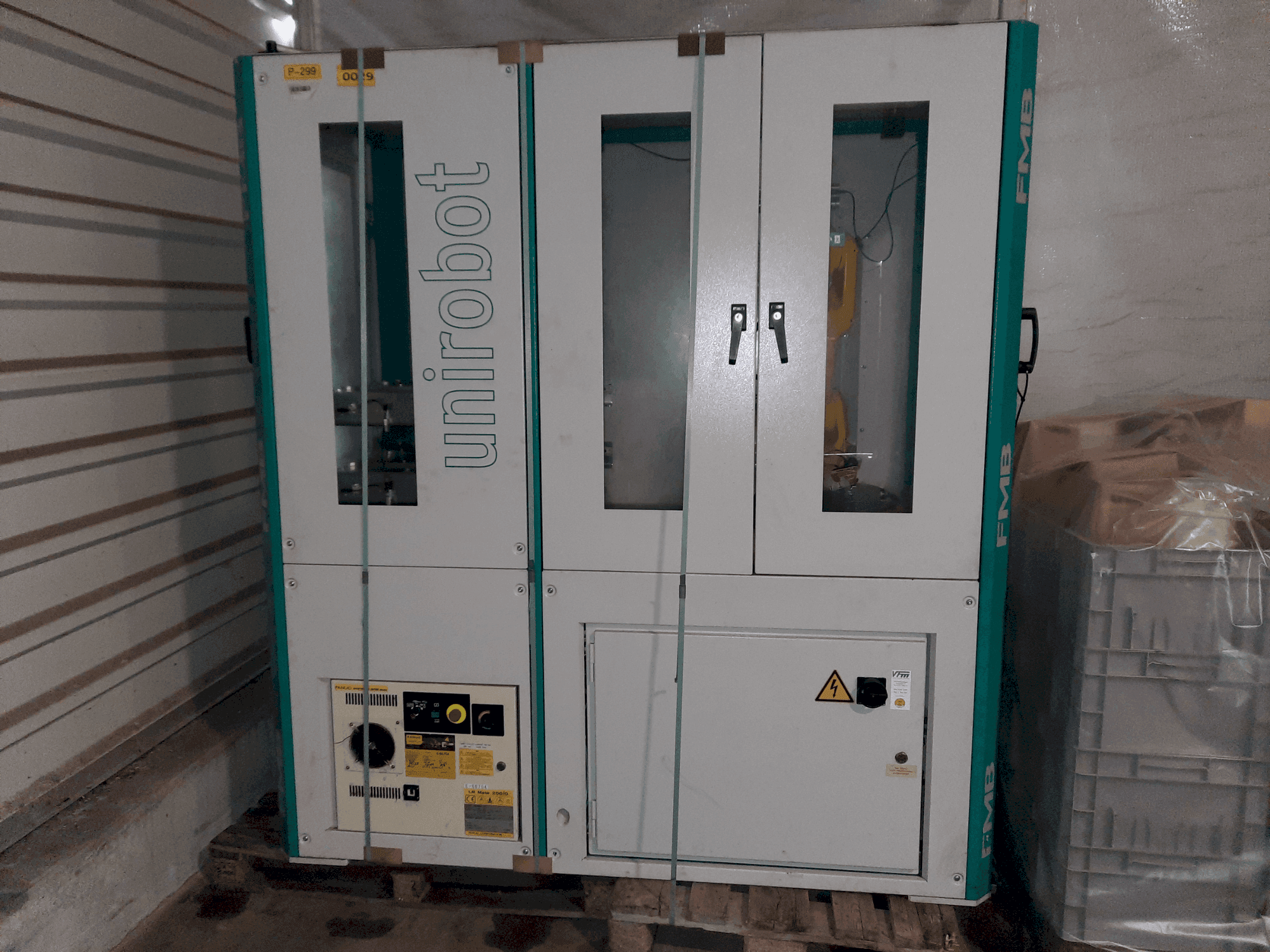 Vooraanzicht van FANUC R30-iB Mate A05B-2651-B011 machine