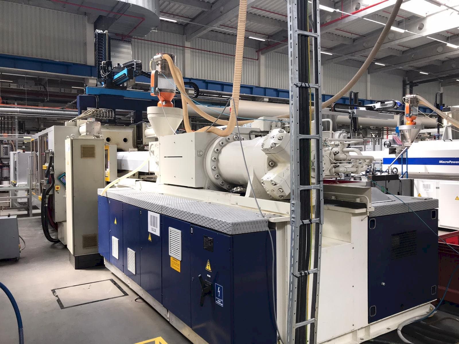 Vooraanzicht van Krauss Maffei 800-8000 MC machine
