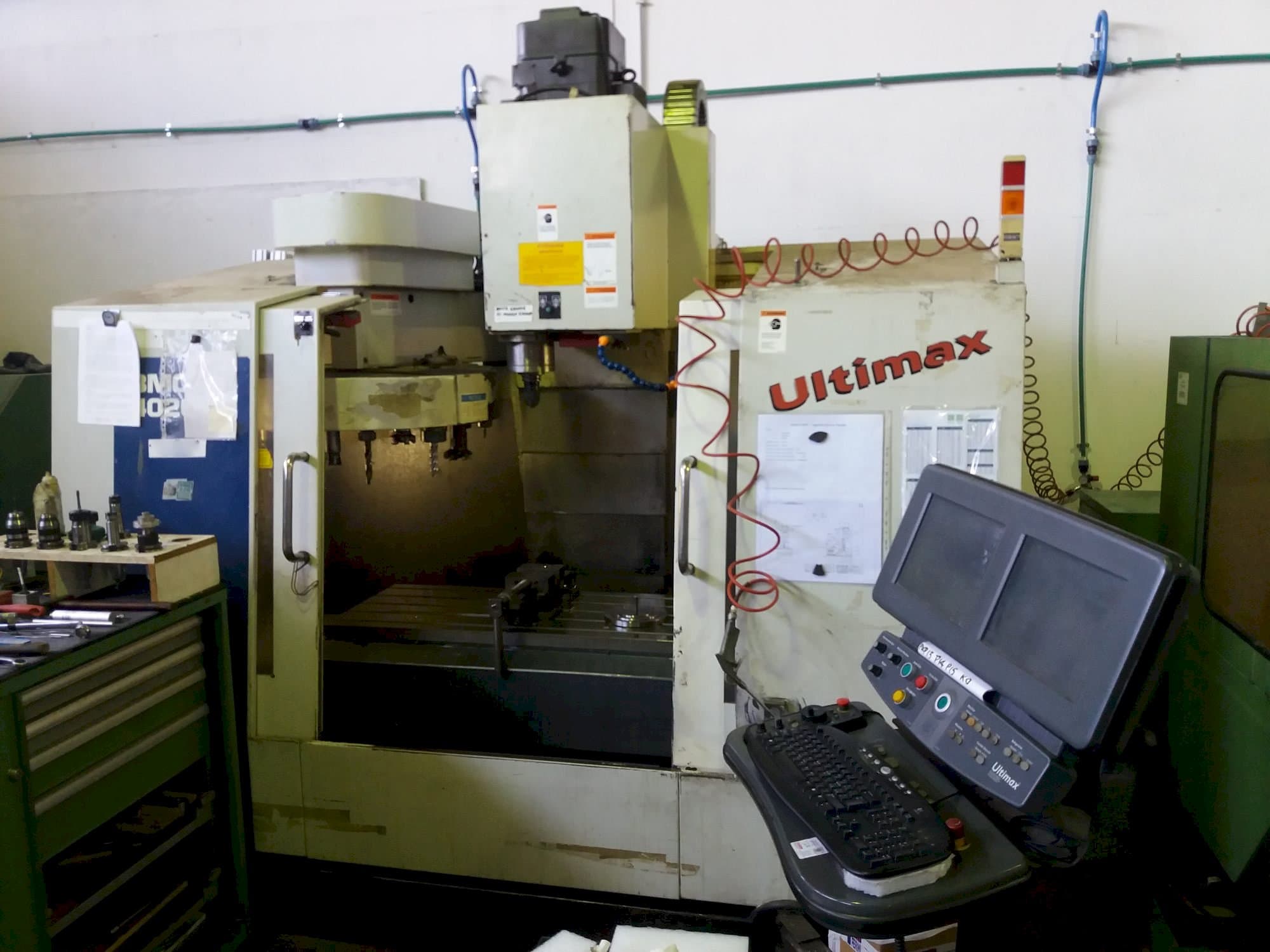 Vooraanzicht van Hurco BMC 420 HT machine