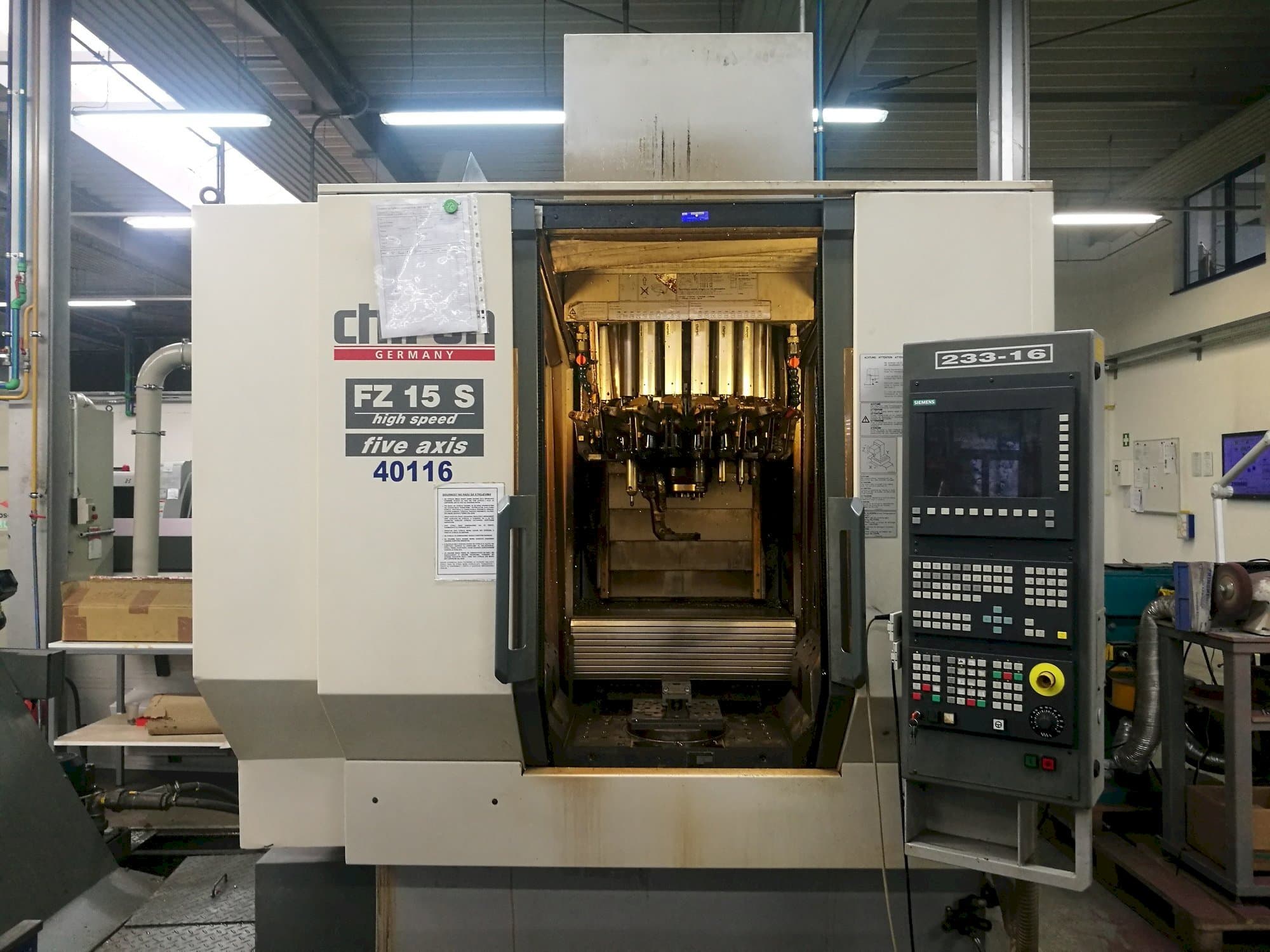 Vooraanzicht van CHIRON FZ15S machine