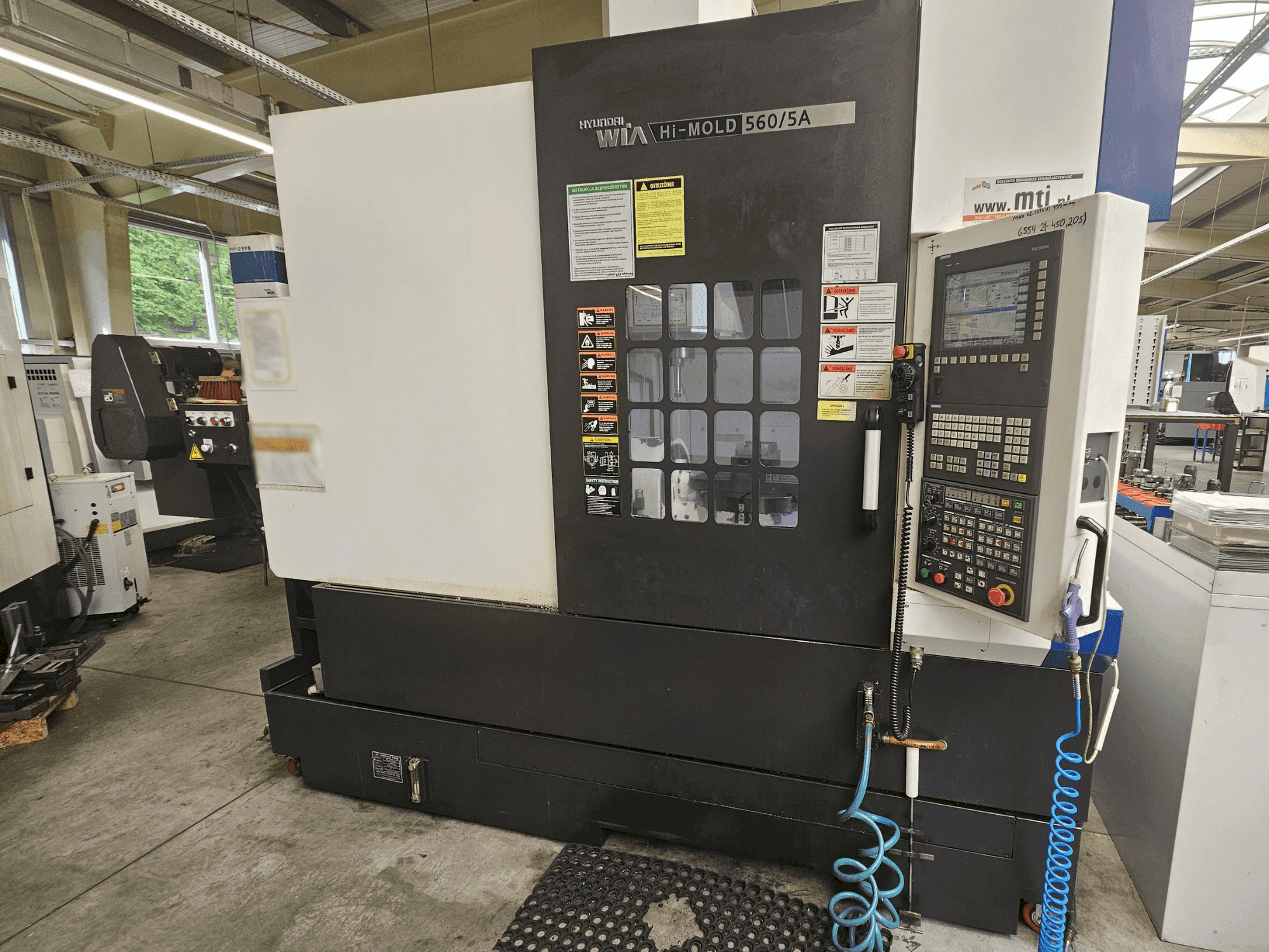 Vooraanzicht van Hyundai Wia Hi-MOLD 560/5A machine