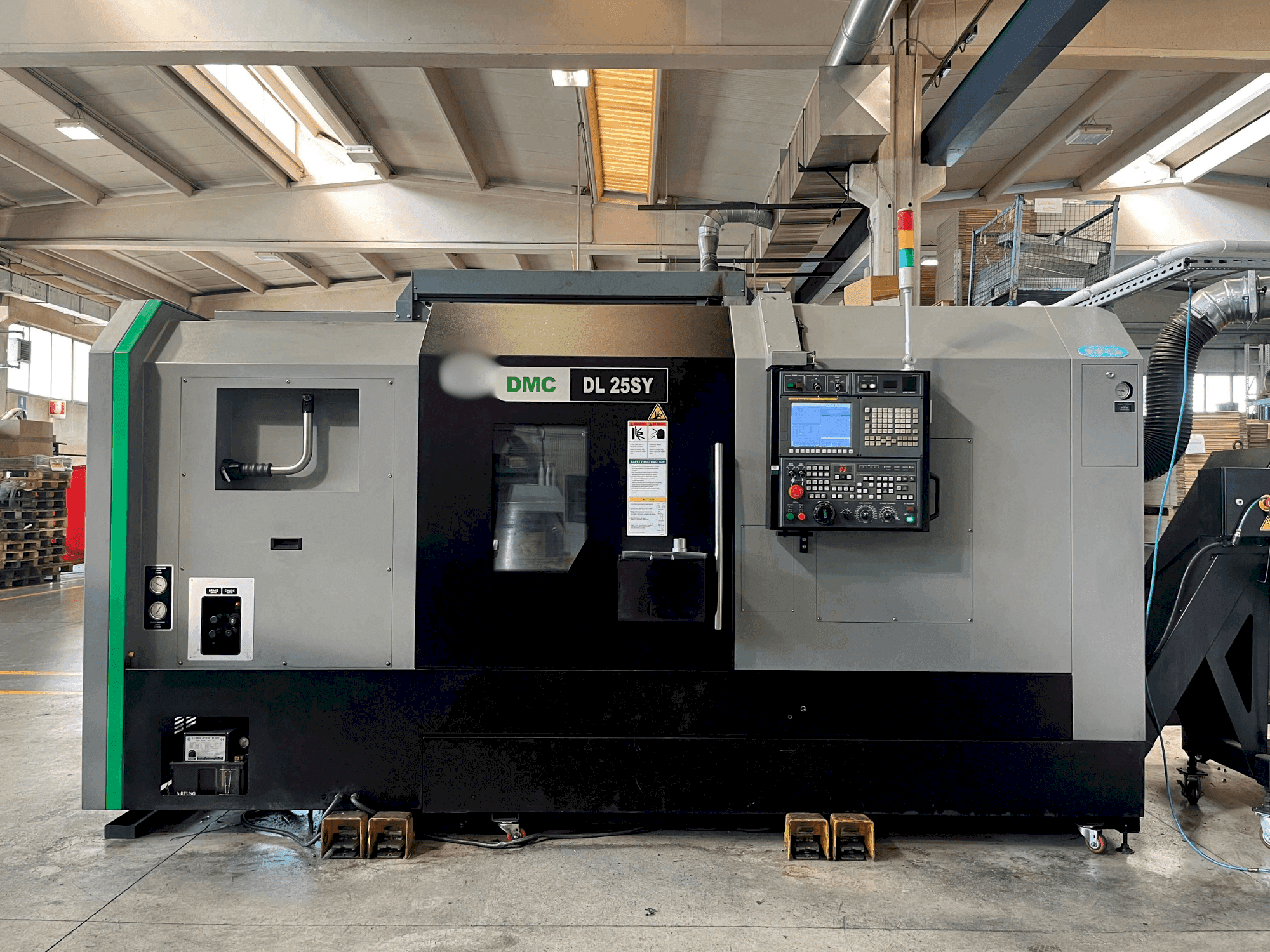 Vooraanzicht van FFG DMC DL 25SY machine