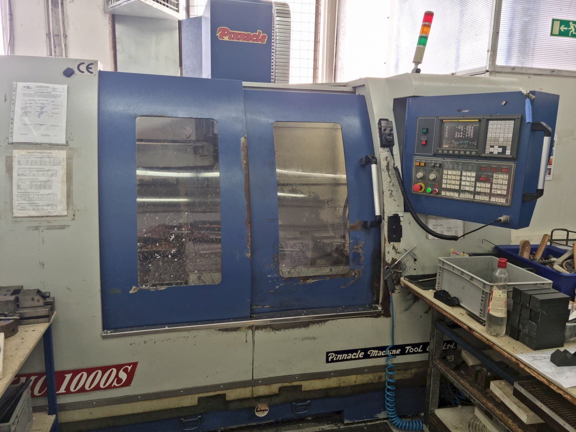 Vooraanzicht van Pinnacle VMC1000S machine