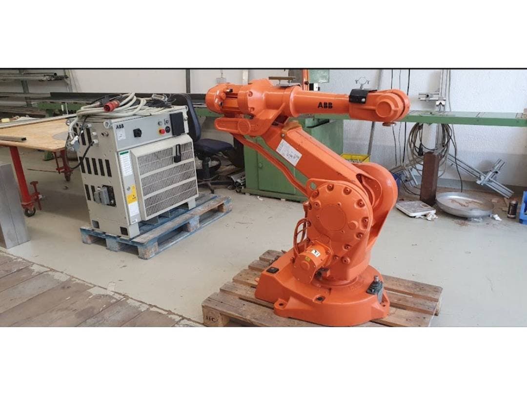 Vooraanzicht van ABB IRB 2400 M2000 machine