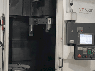 Vooraanzicht van HWACHEON VT550R machine