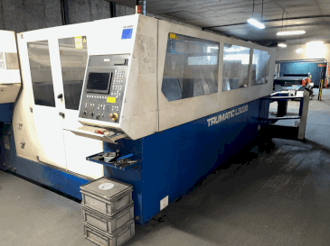 Vooraanzicht van TRUMPF TRUMATIC L3030 machine