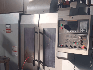 Vooraanzicht van FIRST MCV-100 machine