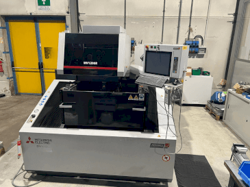 Vooraanzicht van Mitsubishi MV1200R machine