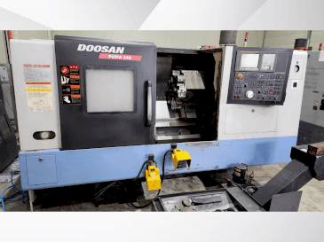 Vooraanzicht van DOOSAN PUMA 240B machine