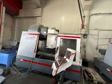 Vooraanzicht van KOVOSVIT MAS MCV 1270 machine