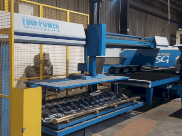 Vooraanzicht van Finn-Power Shear Genius TRS 6 SBU machine
